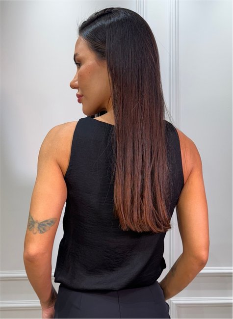 blusa acetinada com decote halter 5