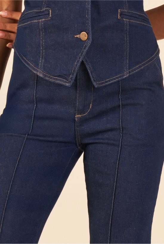 calca jeans com corte alfaiataria 2