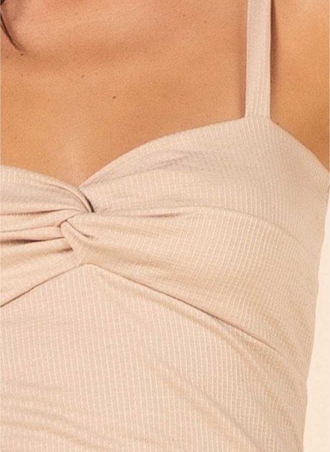 top em malha texturizada com no frontal