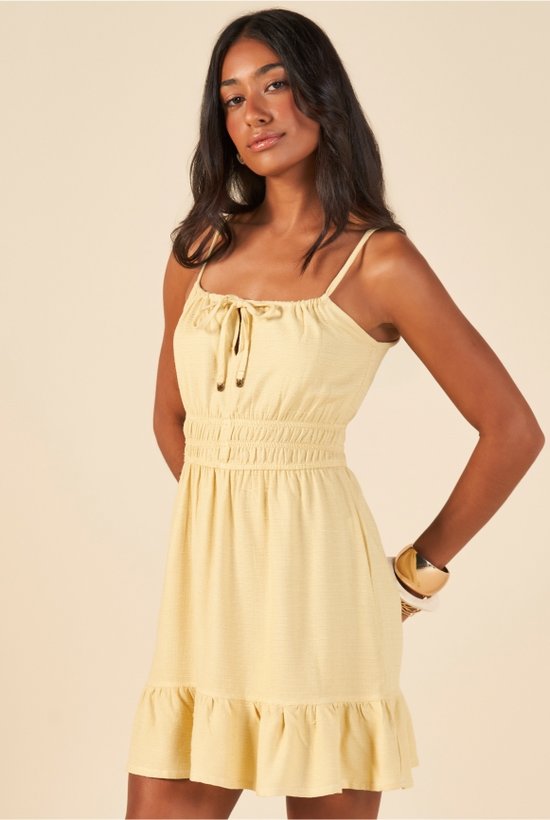 vestido curto romantico com amarracao