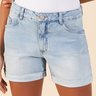 short jeans curto com barra virada e bolsos