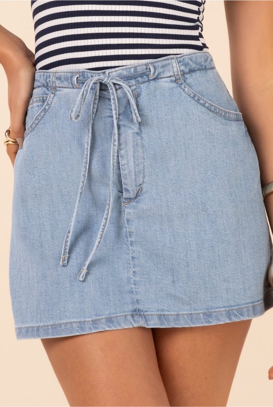 short saia jeans feminino com amarracao e tecido confortavel